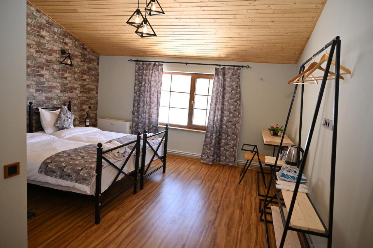 Berkri Gastro Yard & Guest House Yenokavan Eksteriør billede